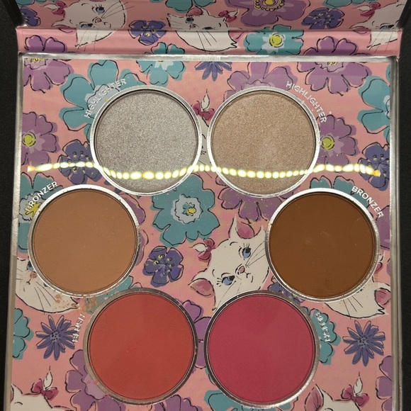 Disney Aristocats Complexion Palette , Eyeshadow palette, Lip balm and Lip Oil. - Picture 4 of 15